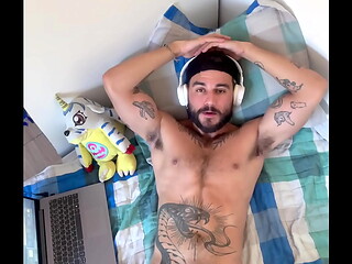 Puto tatuado tocando punheta