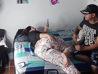 Voy a visitar a mi inquilina, pero ella tiene una forma muy sensual de hablar y es dejando que me le folle su co&ntilde_o y sacandome la leche