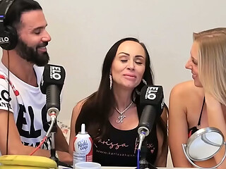 La rubia y la morocha se comen la banana con cremita!