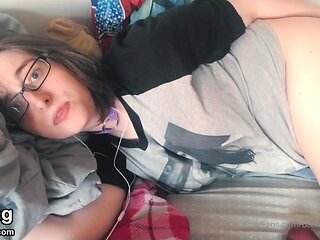 Cute amateur webcam teen girl toying pussy on webcam