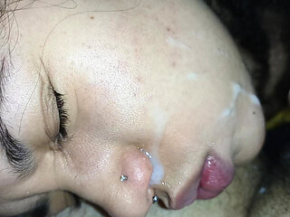 CREAMPIE FACIAL, JORRANDO ESPERMA NA BOQUINHA GULOSA DA VADIA