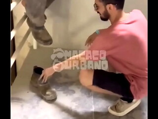 Homem de Minas Gerais sai &agrave_s ruas e cheira chul&eacute_ de um monte de homens. Principalmente os sapat&otilde_es dos trabalhadores