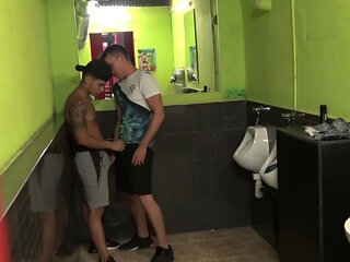 Young straight dude fucked barebck by latino twink in toilets