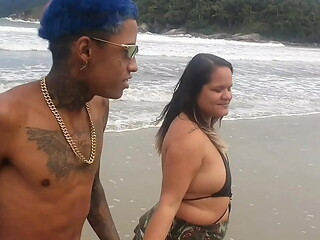Achei famoso brinquedo na praia e fui logo oferecer a buceta