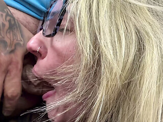 Menina nerd e virgem do cu senti a rola pela primeira vez e igasga com a rola na boca e no cu cheio de gozo