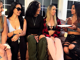 5 Girls Try Sneezing Powder - Mars Solo, Sinthia Bee, Sexy Sara Bee, and Andi Vicious Are All Introduced to Sneezing Powder for
