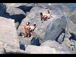 A PRAIA DE NUDISMO MAIS QUENTE DO RIO DE JANEIRO, NAS PEDRAS O SEXO ACONTECE COM MUITO TES&Atilde_O.