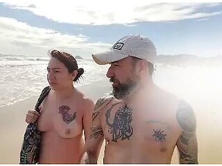 Salimos A Caminar Desnudos A La Playa