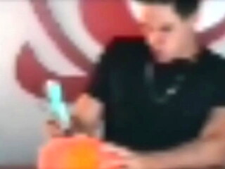 Gozando no seu ouvido a o som de E-NAL-Di-Nho