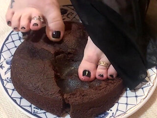 Feet Feet Feet in the Cake