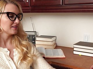 40-year-old beauty Julia Robbie fucks a 21-year-old
