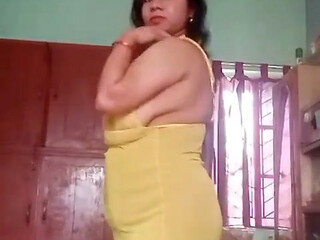 Horny Bhabi Showing Her Ass