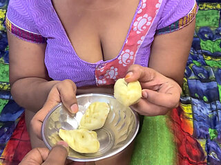 Desi Indian Girlfriend Ko Momos Khila Kar Oyo Room Me Choda Viral Mms XVideo With Hindi Audio