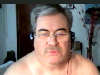 Mature Argentinian Bear Wanks and Cums