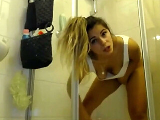 Babe Sexydea Masturbating on Live Webcam