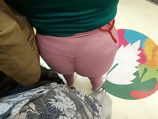 Culona en leggins, se le marca la tanga y le di unos rosones en el metro