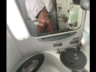 Me mama no banheiro do bus&atilde_o?