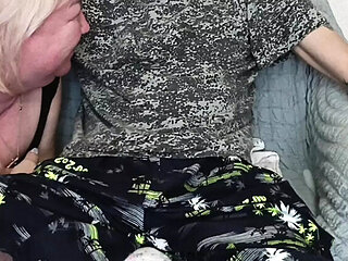 Stepmom sucks big cock after work and swallows cum in mouth - Zona901