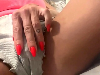 MILF gostosa do CLIT&Oacute_RIS GRANDE se masturba e goza gostoso enquanto assiste TV&ndash_ Fabi Drumond