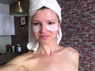 Young amateur teen in solo masturbation getting kinky