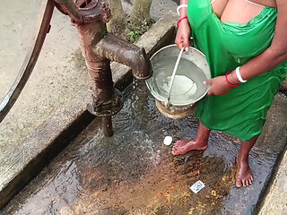 Desi bhabhi nahate hue mast lagti hai