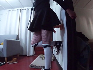chico con mini falda comienza como principiante al fisting anal y introduce sus nuevos dildos grandes