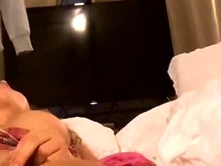 Close up MILF masturbation
