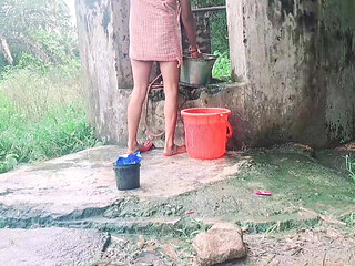 Desi Bhabhi Outdoor Freshng in Morning