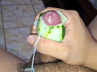 Haci&eacute_ndome una paja con un pepino