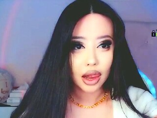 Big boob brunette masturbates on webcam