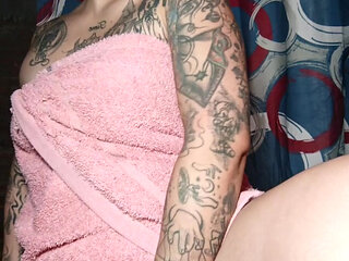 Esperanza G&oacute;mez in a towel