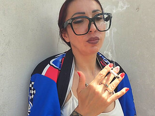 a new relaxing break with smoking and the beautiful Lavinia