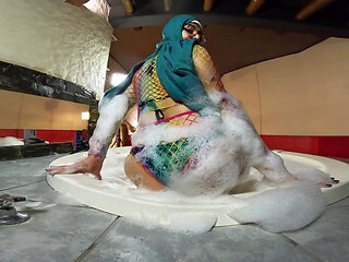 Pussy to Mouth in the Jacuzzi Mia Niqab