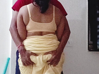 Riya Bhabhi was sweeping her master's house, the owner made sexual relations by talking sexy.