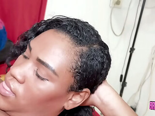 Essa negona gostosa aguentou minha rola enorme na sua buceta gostosa