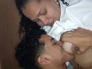 sexo con la culona de mi madrastra como le gusta sentir mi polla en su co&ntilde_o jugoso
