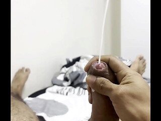 Tirando chorros de leche joven caliente
