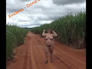 esposa andando pelada na estrada rural