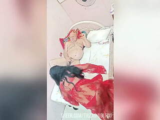 Seductive brunette wants cock on her crown