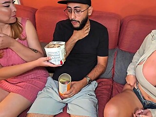 me follo al esposo de mi mejor amigo sin que ella se entere y me deja la leche en mis enormes tetas - Big tits