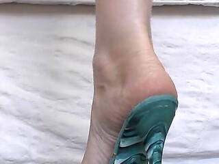 High-heel Goddess Shows off Her Sexy Aqua Mules