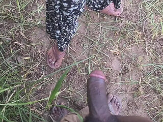 Bhabhi enjoying sex in open fild