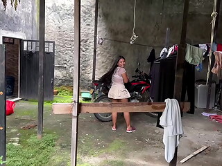 DIOS MIO publico estudiante se deja follar de su profesor cuando la pilla entrando la ropa por el patio trasero de su casa