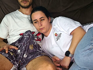 A stepsister &eacute_ seduzida pelo stepbrother enquanto assistem o jogo
