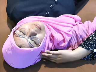 Laila MILF Blowjob Deep Throat Homemade Hijab Muslim Arab Indonesia