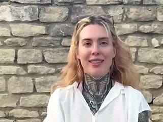 Emma, 21, is getting into pure exhibitionism! - Jacquie et Michel TV