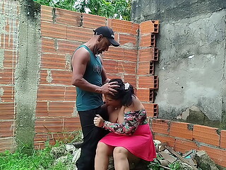 Sexo real en la calle con una VECINA culona Meto mi polla aqu&iacute_ mismo y me la follo en la calle, chica caliente y culona disfruta de una buena polla