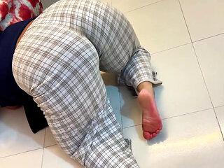 Big Round Ass Muslim Sexy Stepmom Stuck Inside Tea Table & Want Anal Fuck From Stranger - Wide Pussy