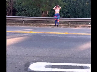 Encontrei uma prostituta na esquina chamei ela pra fazer um boquete ela quis 100$ eu pedir desconto ela chupou s&oacute_ a cabecinha ! Levei pro terreno baldio qui del&iacute_cia de boquete