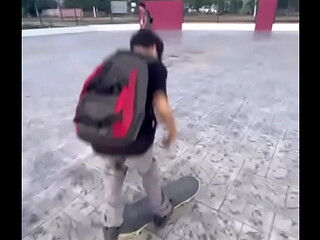 Chico pendejo se cae en skate